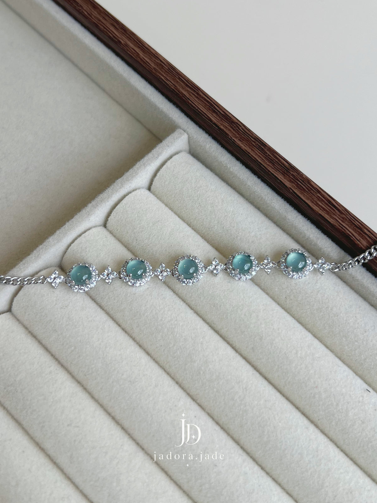 Signature Ice Blue Cabochon Bracelet | 臻选冰蓝翡翠蛋面手链