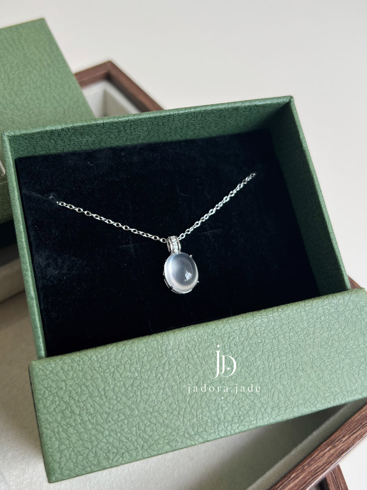Classic Oval Cabochon Jade Pendant | 经典椭圆翡翠蛋面吊坠