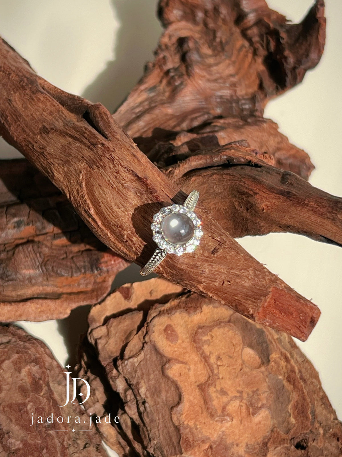 Ethereal Clear Circle Cabochon Ring (NO CERT) | 空灵冰透圆形翡翠蛋面戒指(无证书)