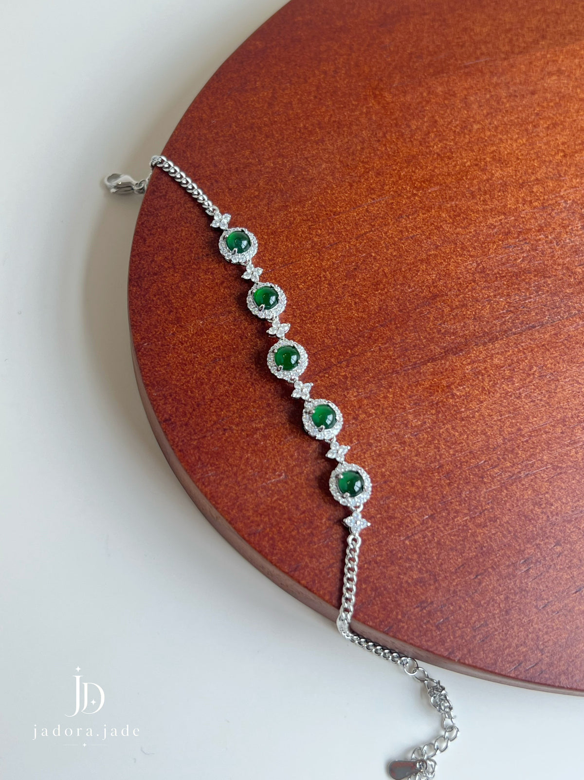 Signature Emerald Green Cabochon Bracelet | 臻选翡翠绿蛋面手链