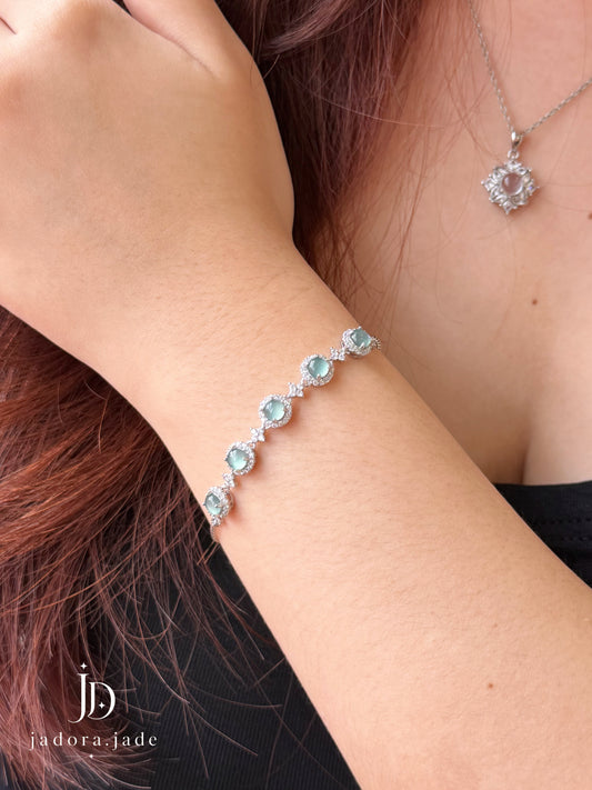 Signature Ice Blue Cabochon Bracelet | 臻选冰蓝翡翠蛋面手链