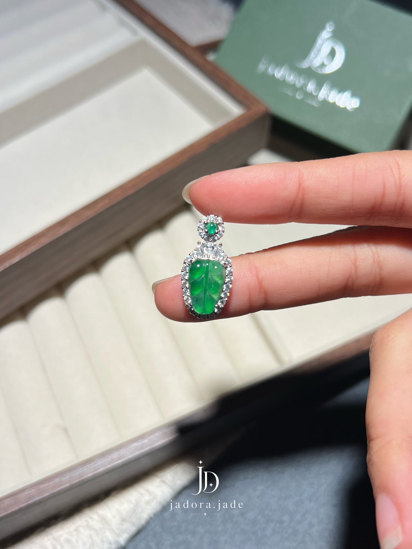Leaf-Shaped Green Jade Pendant | 翠绿叶形翡翠吊坠