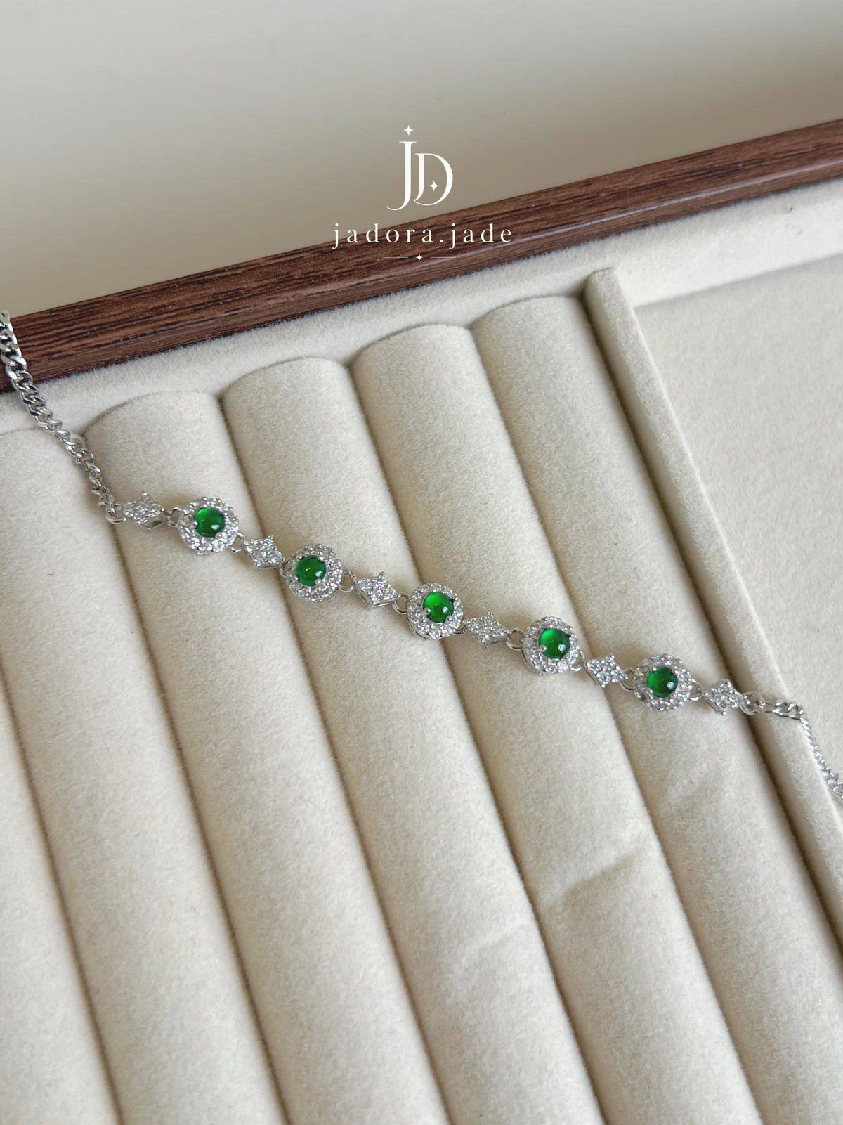 Classic Emerald Green Cabochon Bracelet | 经典翡翠绿蛋面手链