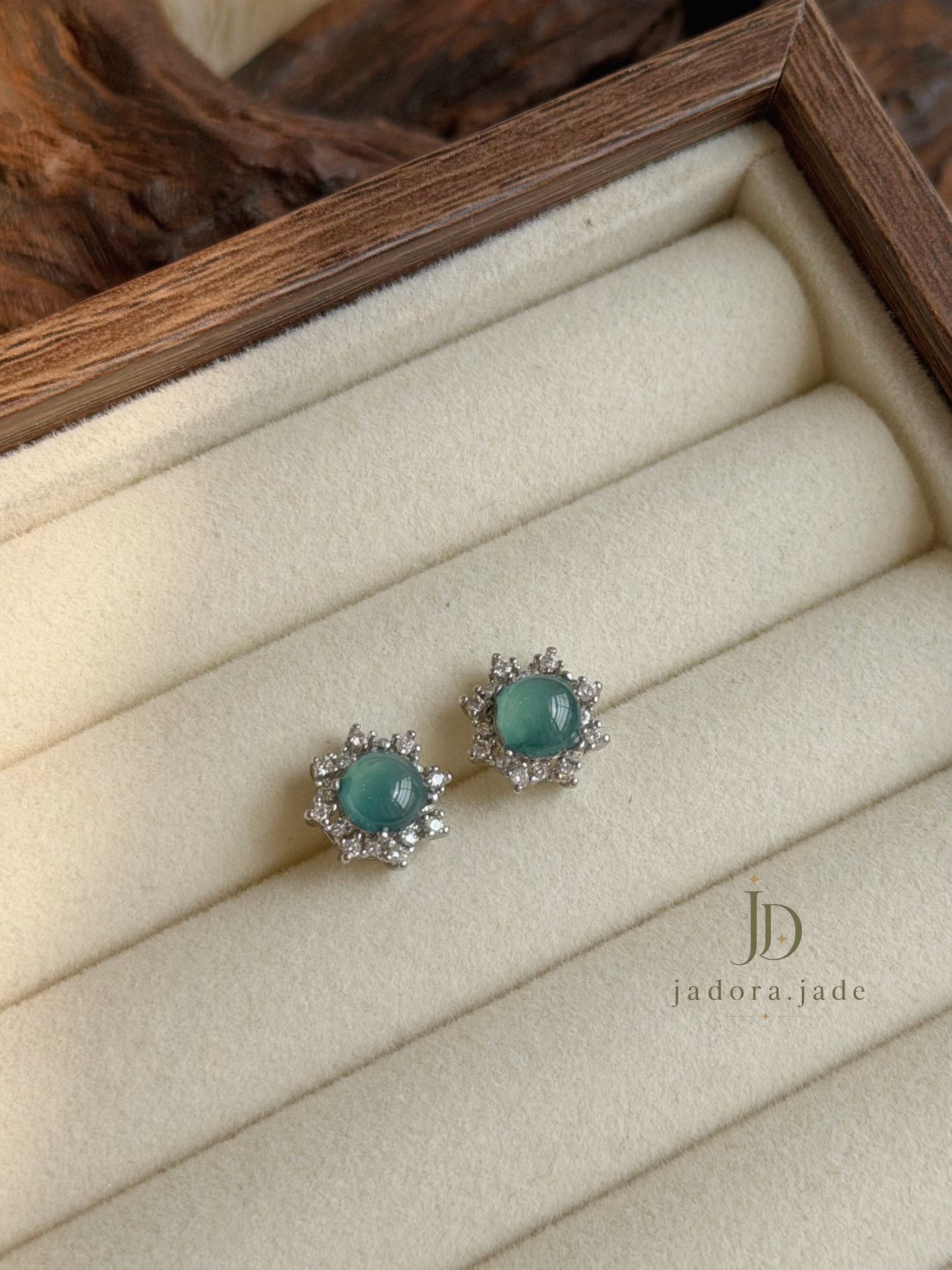 Eight-Petal Bloossom Jade Earring | 八瓣花翡翠耳环