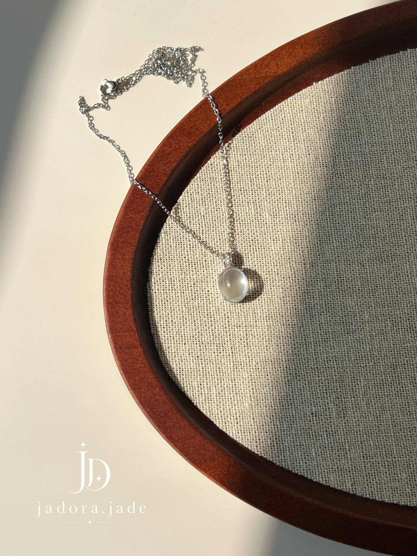 Classic Oval Cabochon Jade Pendant | 经典椭圆翡翠蛋面吊坠
