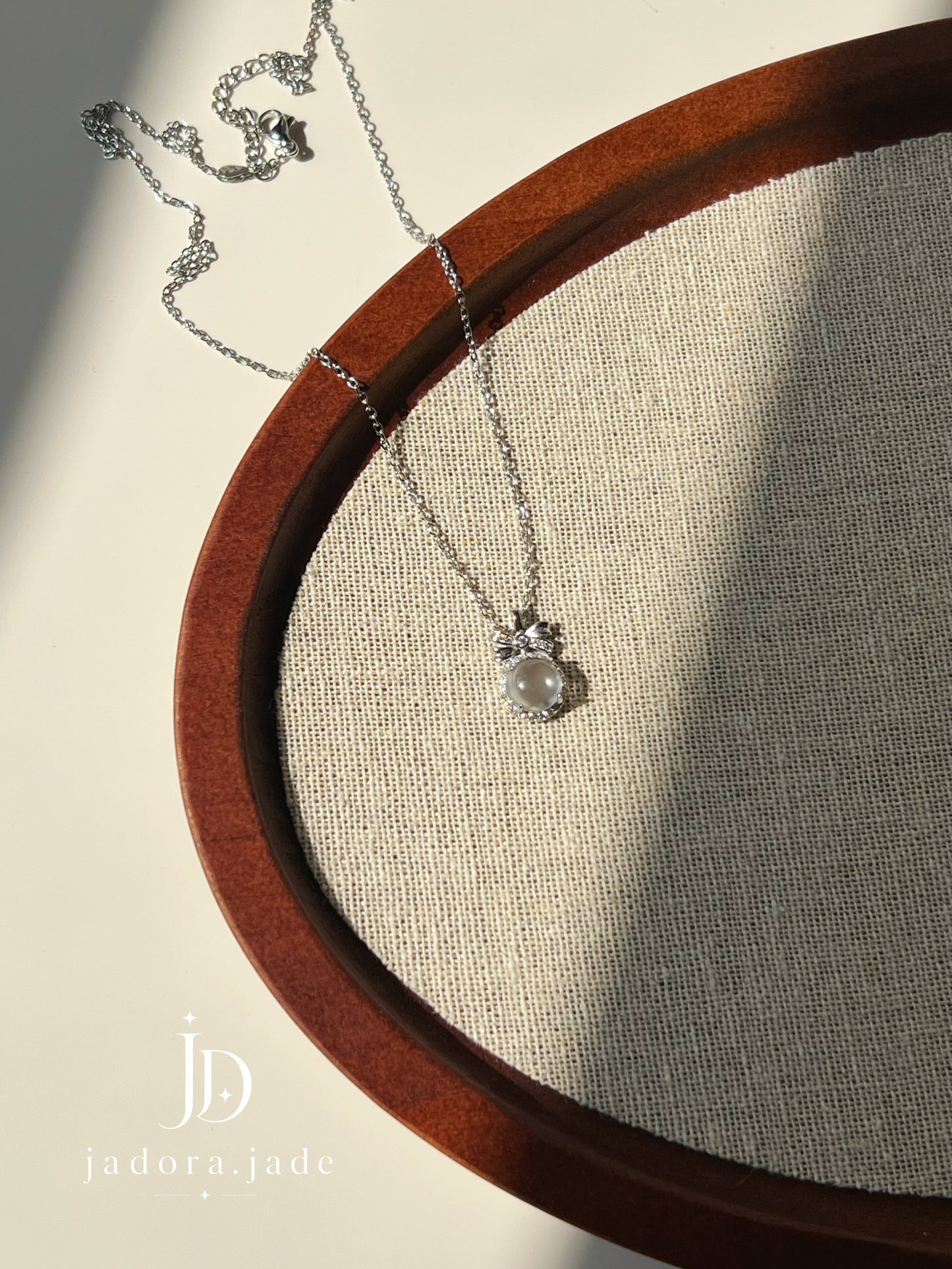Clear Bow Cabochon Jade Pendant | 冰透蝴蝶结翡翠蛋面吊坠