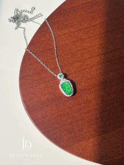 Leaf-Shaped Green Jade Pendant | 翠绿叶形翡翠吊坠