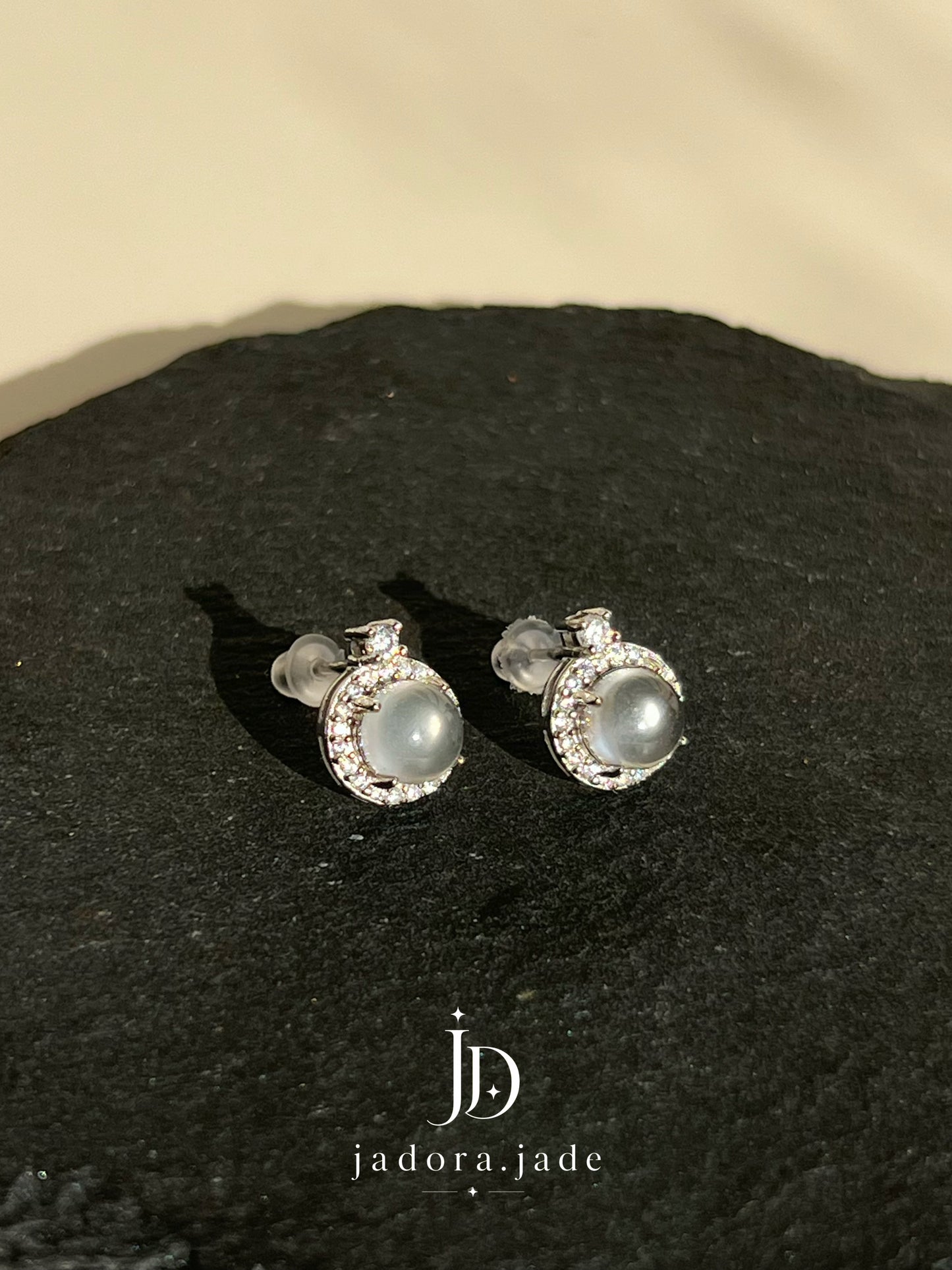 Glassy Cabochon Earring | 玻璃光翡翠蛋面耳环