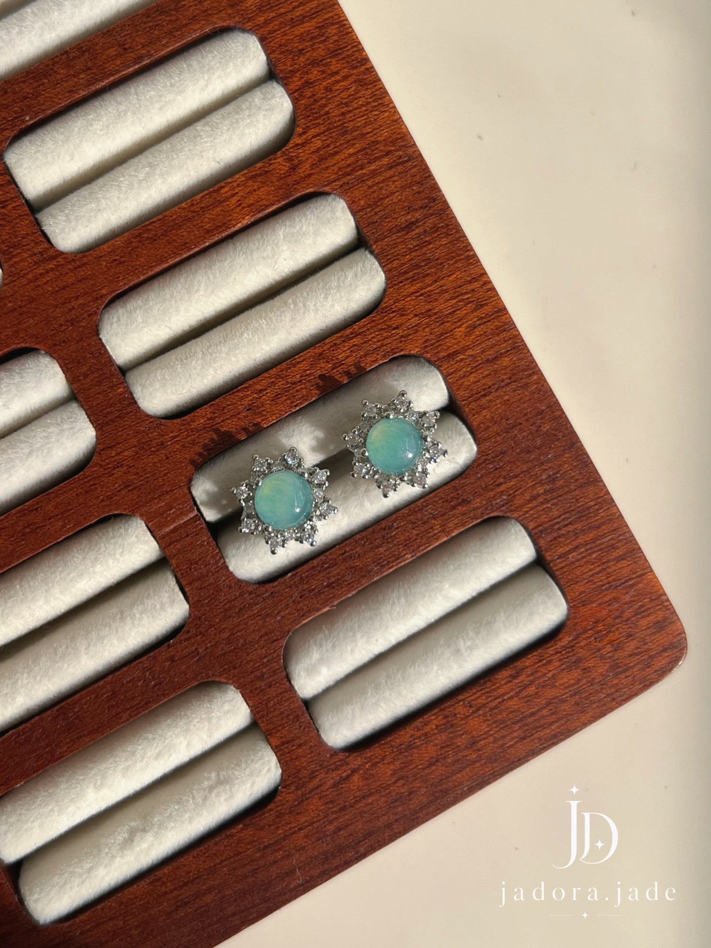 Eight-Petal Bloossom Jade Earring | 八瓣花翡翠耳环