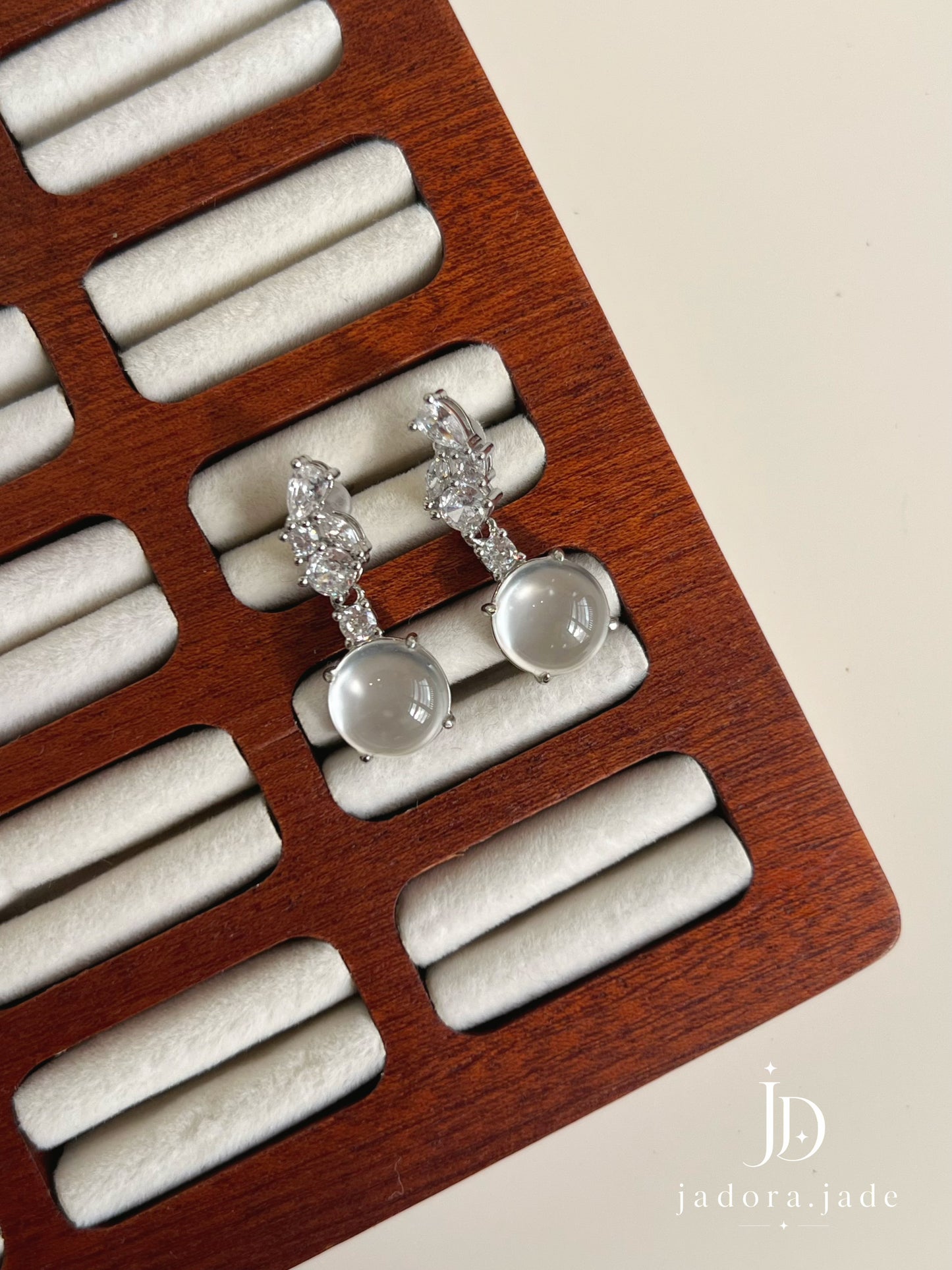 Luminous Cabochon Drop Earrings | 流光翡翠蛋面垂坠耳环