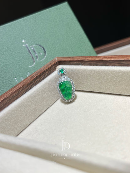 Leaf-Shaped Green Jade Pendant | 翠绿叶形翡翠吊坠