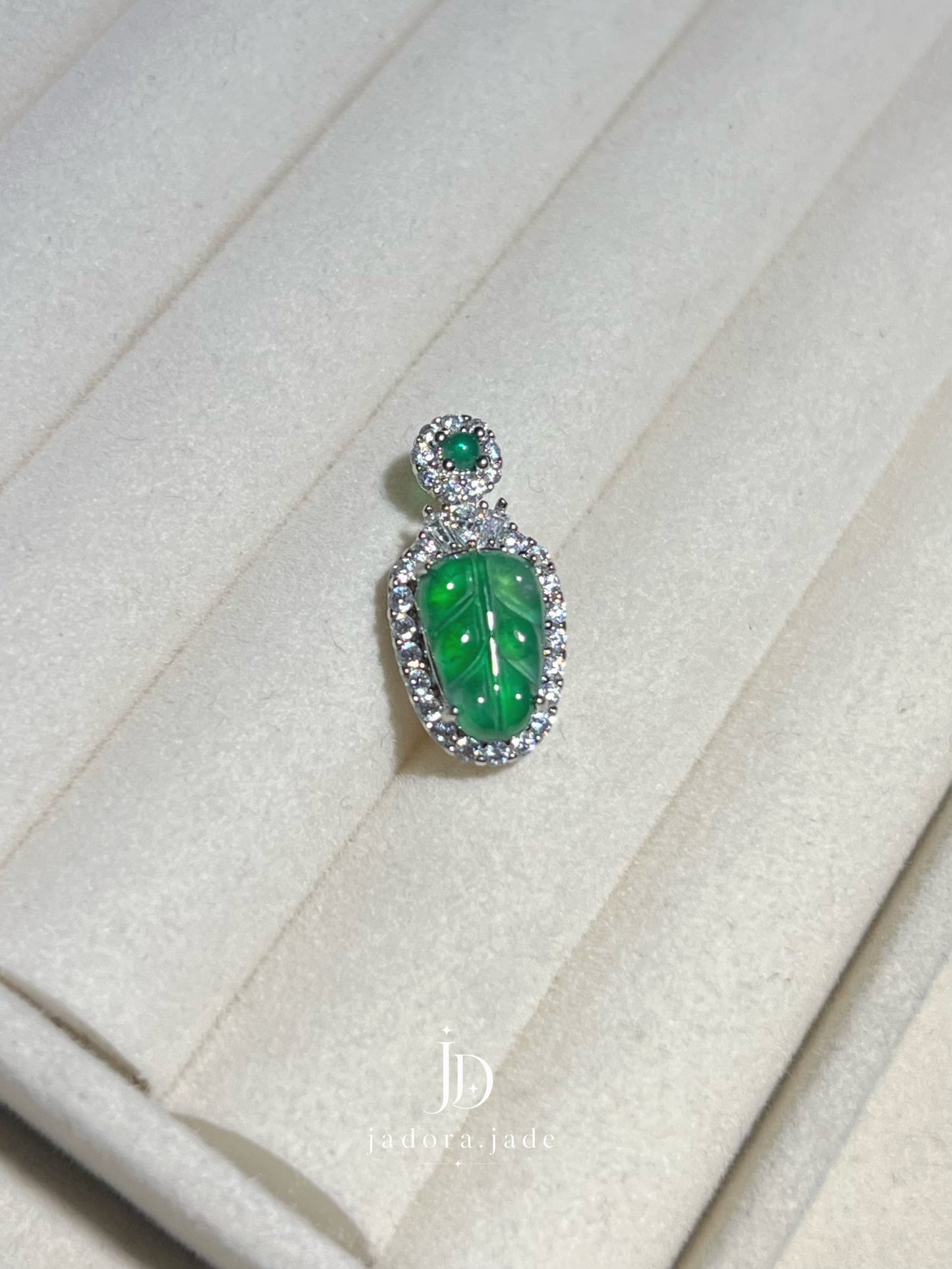 Leaf-Shaped Green Jade Pendant | 翠绿叶形翡翠吊坠