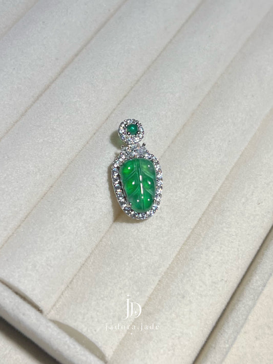 Leaf-Shaped Green Jade Pendant | 翠绿叶形翡翠吊坠
