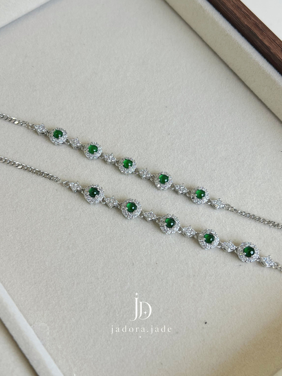 Classic Emerald Green Cabochon Bracelet | 经典翡翠绿蛋面手链